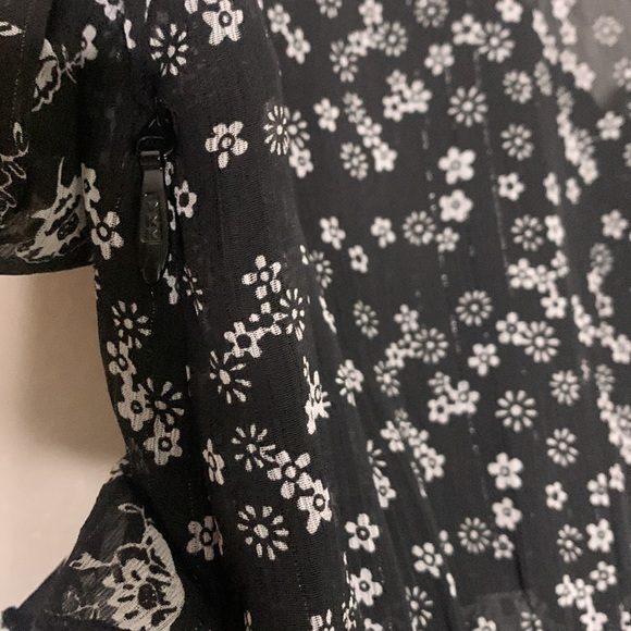 TOPSHOP romantic Ruffle faux wrap short sleeve black flower print dress 4 - Picture 9 of 9